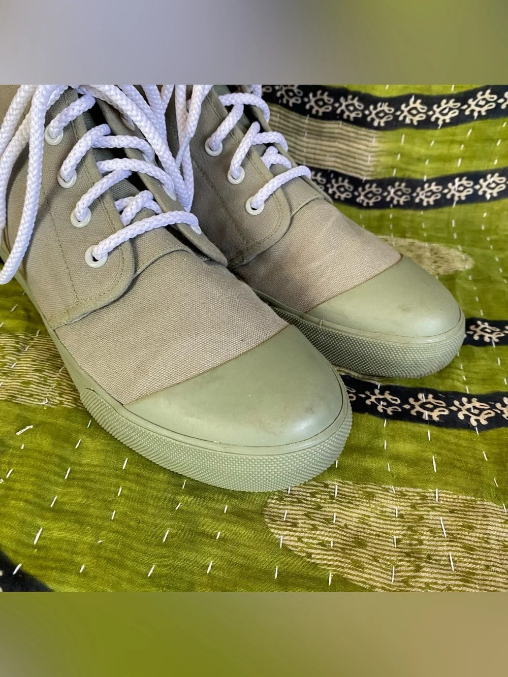 Bangs Sage Canvas Floral Bmbroidered Goblincore Cottage High Top Sneakers Size 9